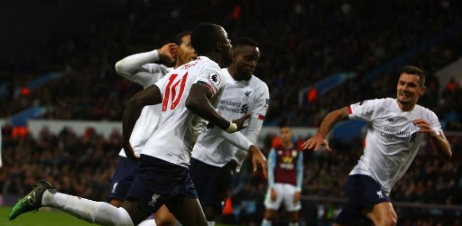 Sadio Mane celebra el segundo gol de su equipo durante el partido entre el Aston Villa y el Liverpool en el Villa Park en Birmingham, Inglaterra. Geoff Caddick/AFP.