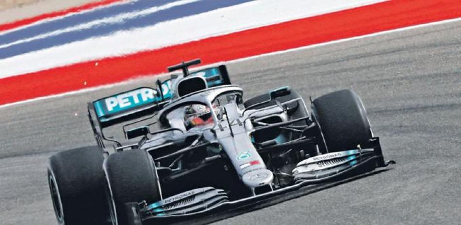 Lewis Hamilton conduce su Mercedes en las prácticas.