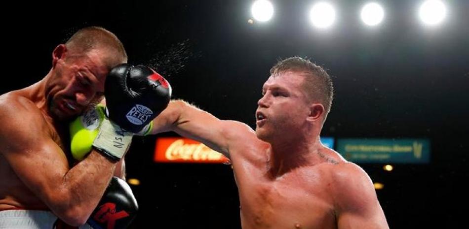 Canelo Álvarez conecta a la cabeza de Sergey Kovalev durante la pelea del sábado por la noche en Las Vegas, Nevada.