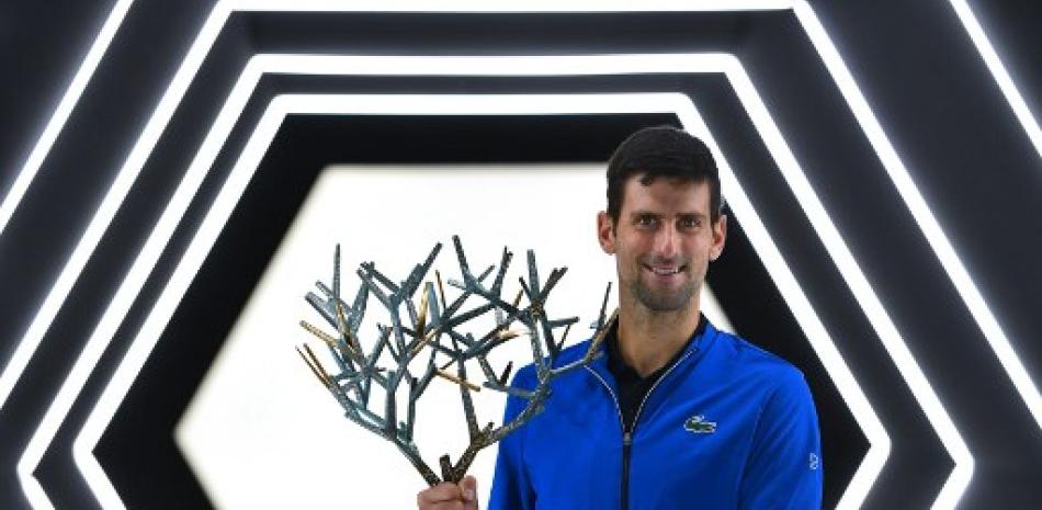 Novak Djokovic posa con su trofeo después de ganar contra Denis Shapovalov durante la final individual masculina en el ATP World Tour Masters 1000 de Paris. Christophe Archambault/AFP.