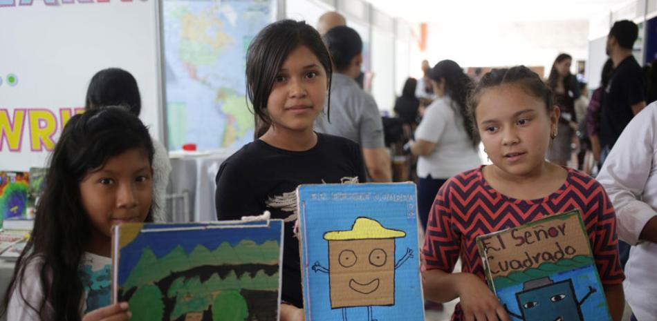 Fotografía del 31 de octubre de 2019 de niñas mostrando las portadas de sus libros en Tegucigalpa (Honduras). EFE/ Gustavo Amador