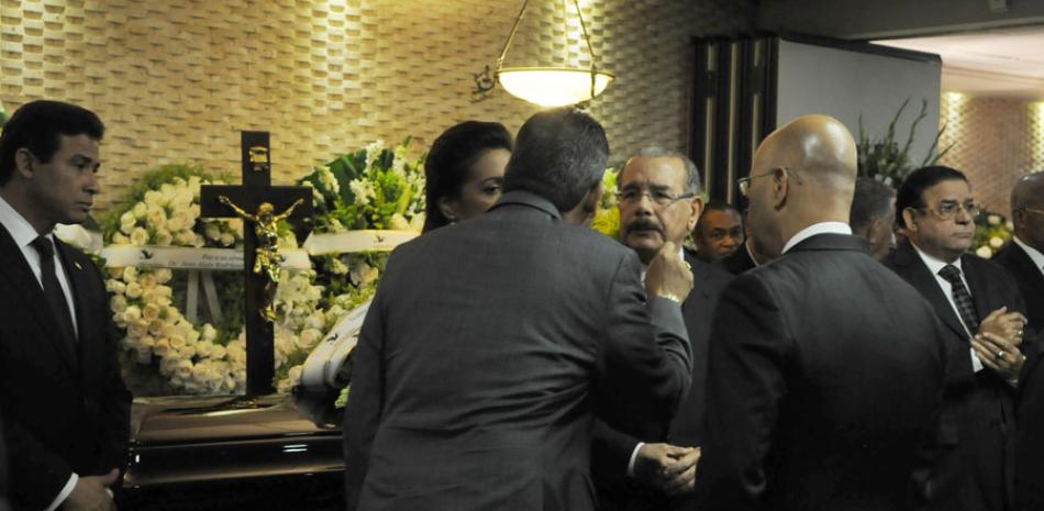 El presidente Danilo Medina permaneció desde las 4:00 de la tarde hasta alrededor de las 10:00 de la noche recibiendo las condolencias de numerosas personalidades.
