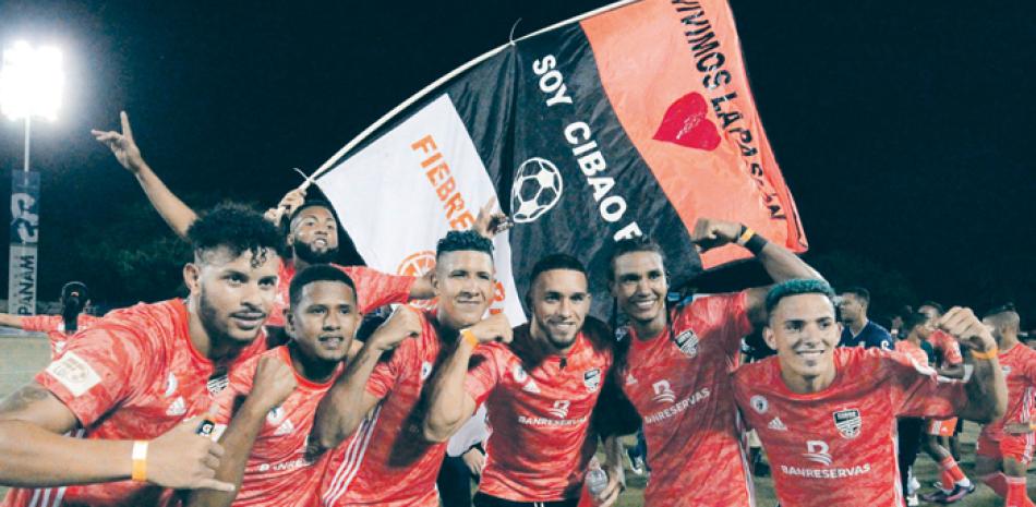 Parte de los jugadores del Cibao FC celebran tras su triunfo sobre San Cristóbal en la final del torneo clausura.