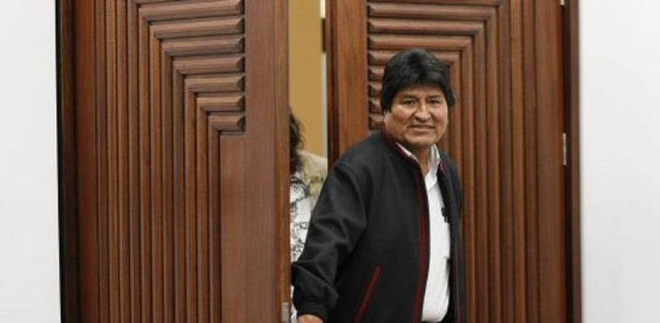 Evo Morales entrando a una reunión en el Palacio de Gobierno. Foto AP.
