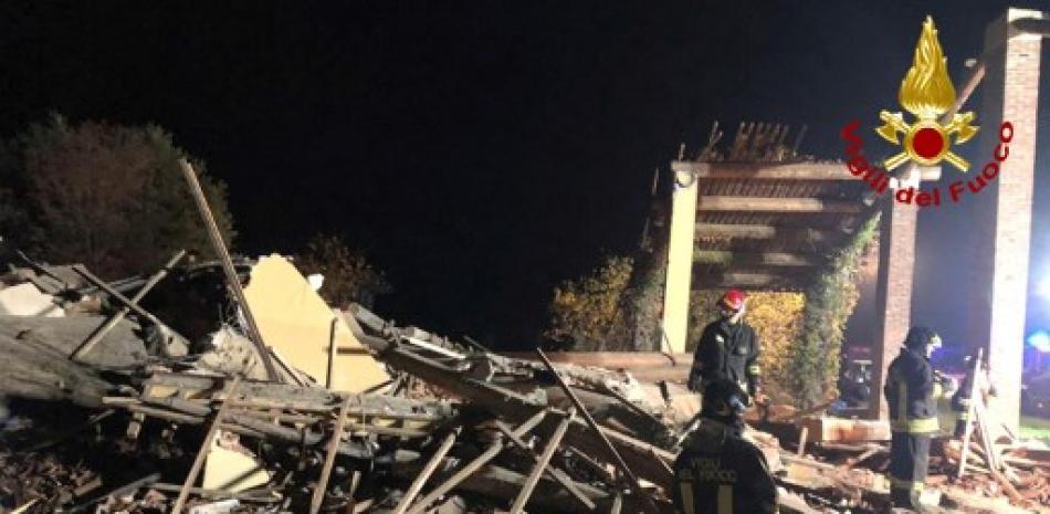 Esta foto por el Cuerpo Nacional de Bomberos de Italia (Vigili del Fuoco) muestra a los bomberos que buscan colegas desaparecidos a través de los escombros de un edificio habitado que explotó durante la noche en Quargnento, en la región norte de Piamonte. AFP.