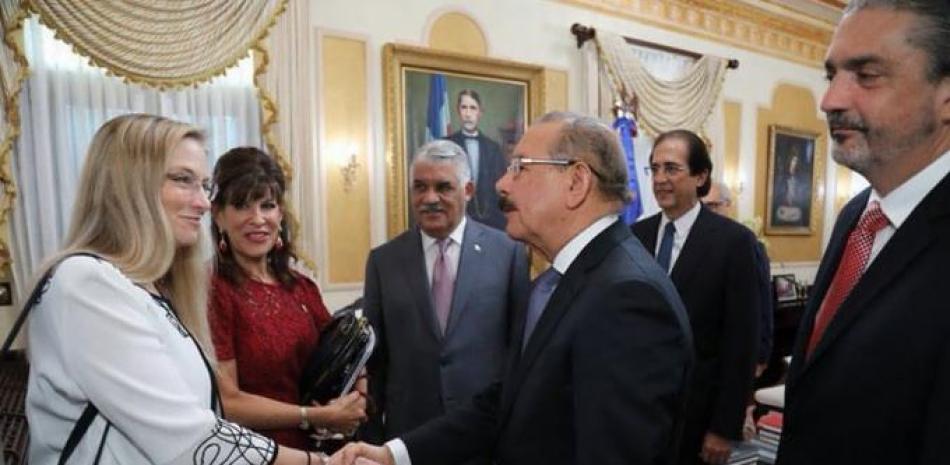 El Presidente Danilo Medina con la delegación de EE.UU. en el Palacio Nacional.