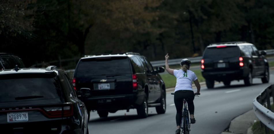 La ciclista Juli Briskman, momento en que fue capturada sacando el dedo medio. Foto: AFP.