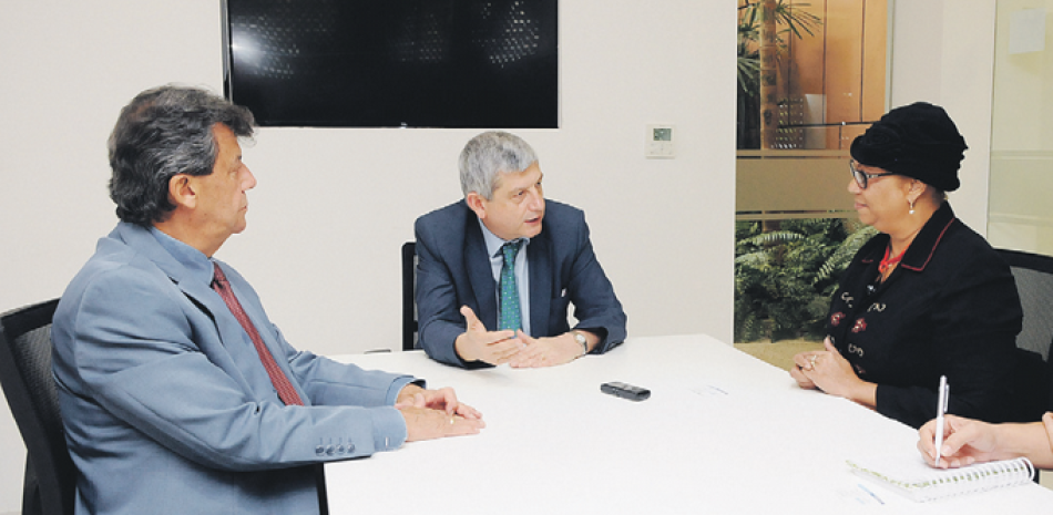 Octavio Ramírez y Antoni Bosch Pujol conversan con la editora de Economía, Cándida Acosta. JORGE CRUZ / LD