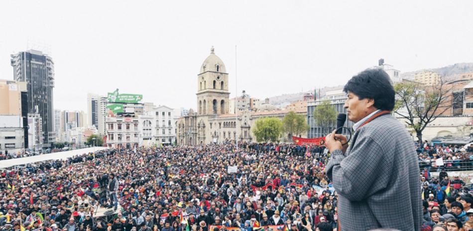 El presidente de Bolivia, Evo Morales, habla a sus simpatizantes durante una manifestación ayer en La Paz. AFP