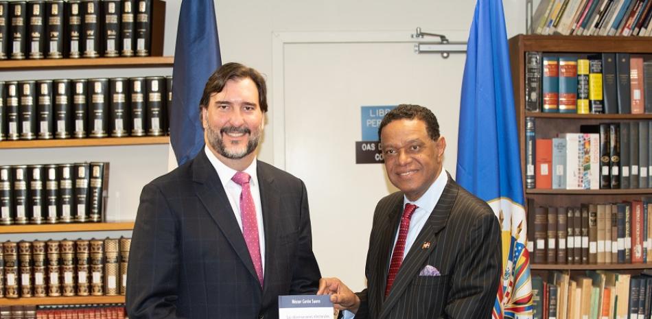 Gerardo de Icaza, director del Departamento de Observación Electoral de la OEA, y el embajador Néstor Cerón