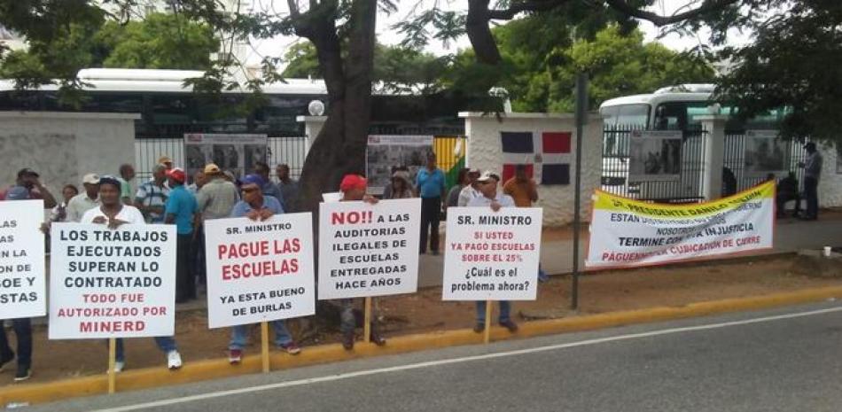 Ingenieros a las afueras del Ministerio de Educación. / Listín