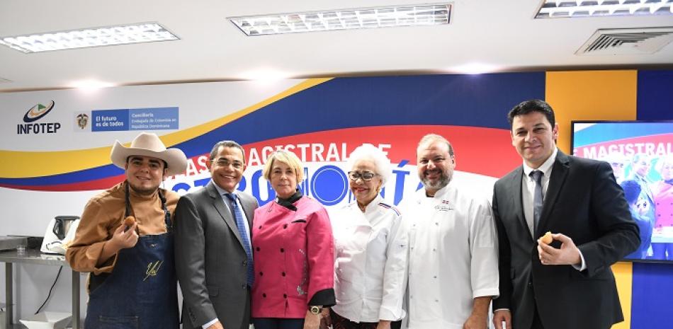 Rafael Ovalles y Daniel Cabrales, chefs Yulián Téllez, Elisa de León, Esperanza de  Ligthow y Leandro Díaz.