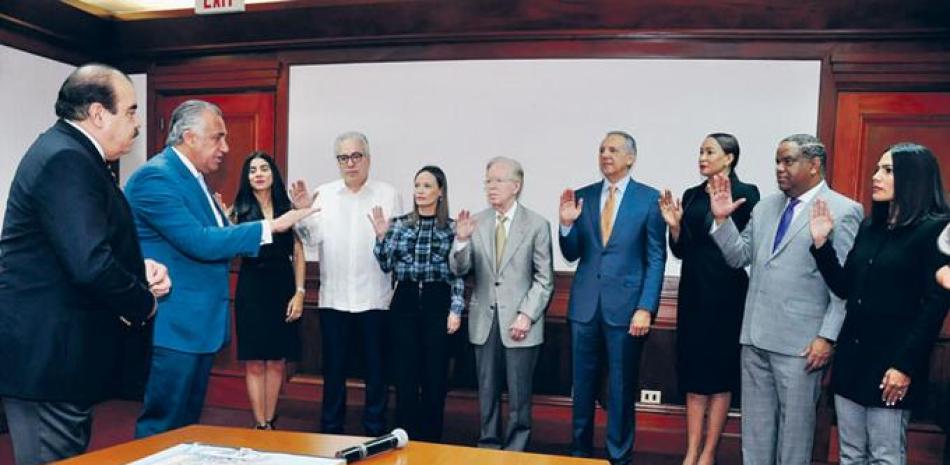 Luisín Mejía realiza el juramento a los miembros del Comité Organizador.