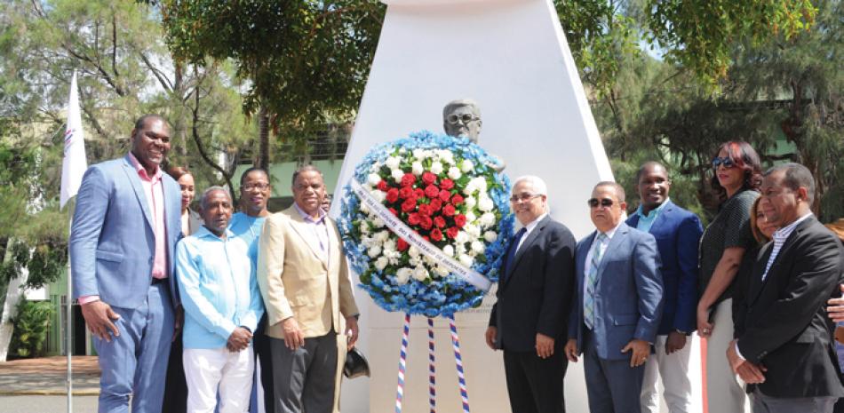 Danilo Díaz encabeza la ofrenda floral por el “Día Nacional del Deporte” en el busto de Wiche García Saleta, acompañado por José Luis Ramírez y otros deportistas.