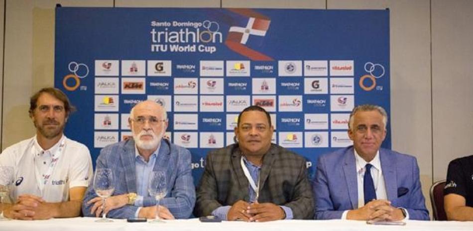 Franklin de la Cruz, presidente de la Fedotri, al centro, junto a Luis Mejía Oviedo y Antonio Acosta, durante la rueda de prensa sobre el Campeonato Mundial de Triatlón.