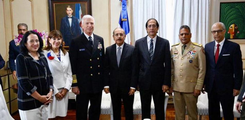 El almirante Craig Faller se reúne con el presidente Danilo Medina y los jefes militares del país tratando, entre otros temas, la situación de Haití.