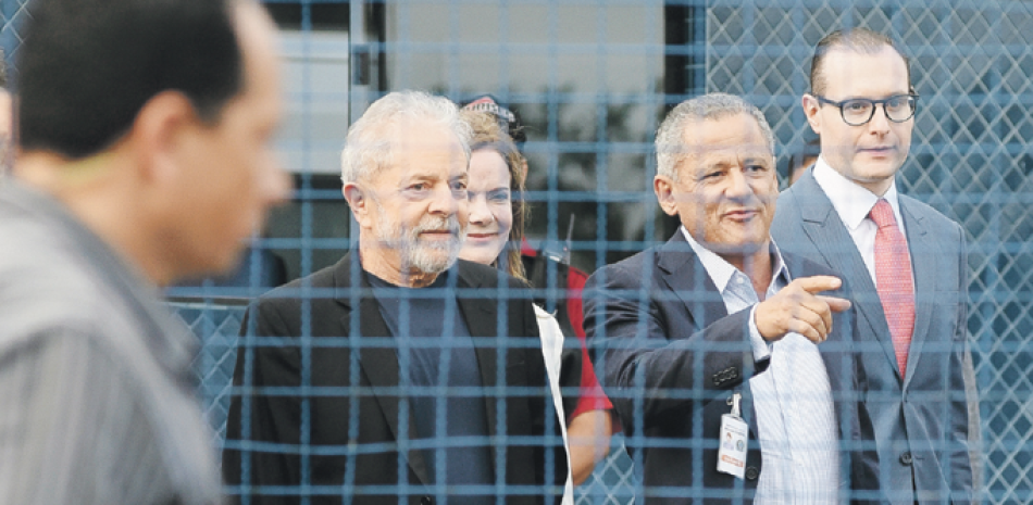 El expresidente brasileño Inácio Lula da Silva sale de la cárcel donde cumplía condena por corrupción, desde hacía un año y siete meses, en la ciudad de Curitiba (Brasil). EFE.