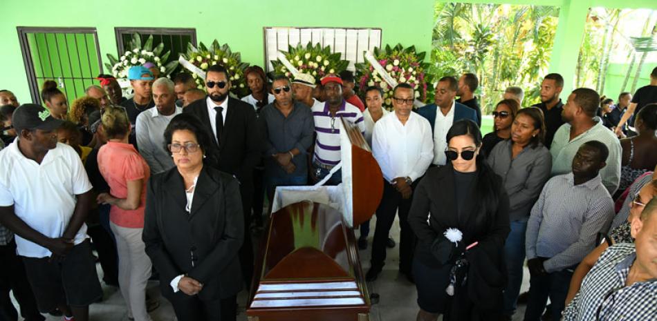 Los restos de Fátima Guzmán fueron expuestos ayer en La Guáyiga, de Pedro Brand. RAÚL ASENCIO