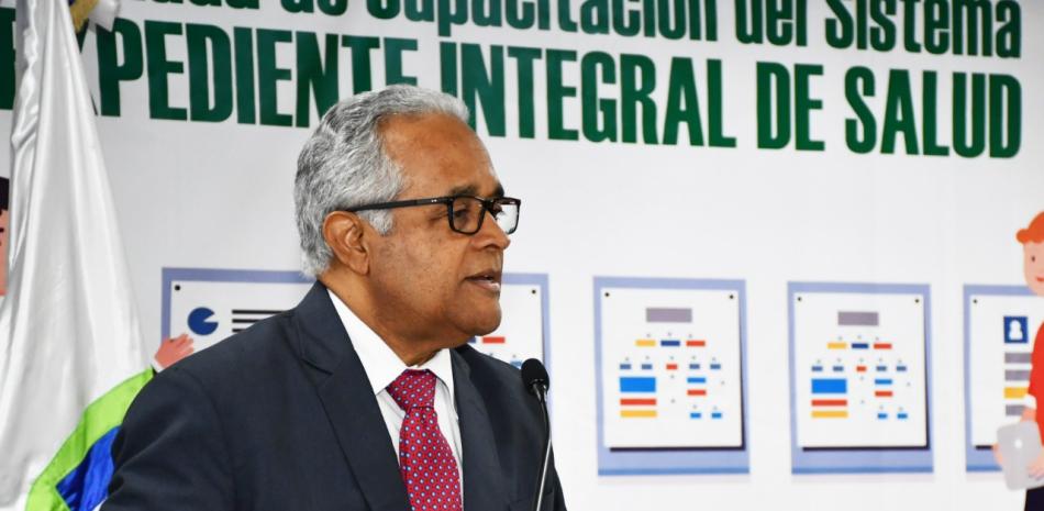 Ministro de Salud, Rafael Sánchez Cárdenas, entrega guías obstétricas al director del SNS, Chanel Rosa Chupany. /Foto externa.