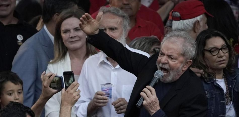 Momento en que el expresidente Luiz Inácio Lula da Silva salió de una prisión y habla a sus seguidores tras ser puesto en libertad. Foto: AP.