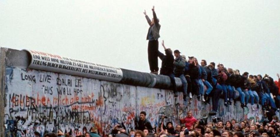 Berlín conmemoró este sábado el treinta aniversario de la caída del muro que la dividió durante 28 años con un acto festivo ante la Puerta de Brandeburgo, símbolo de la fractura que la capital alemana superó y que, tras una vertiginosa sucesión de eventos, condujo a la reunificación del país.