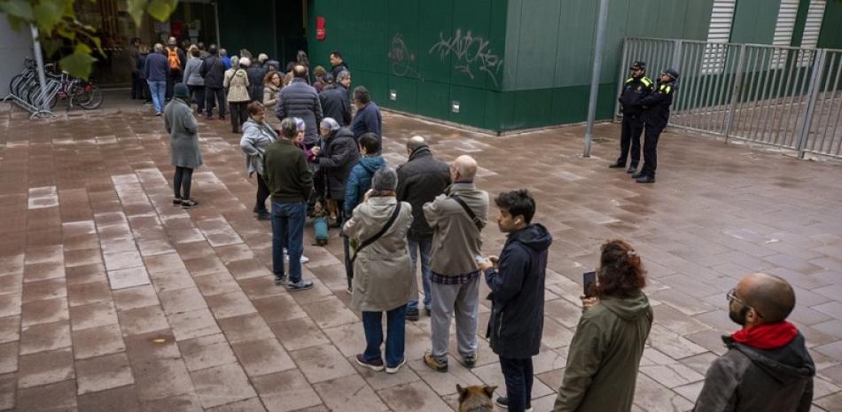 Gente haciendo fila para votar ante un colegio electoral para las elecciones generales españolas, en Barcelona, España, el domingo 10 de noviembre de 2019. (AP Foto/Emilio Morenatti)