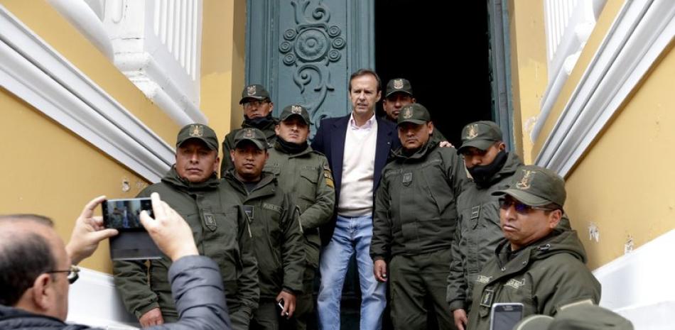 El expresidente de Bolivia José Fernando Quiroga posa con policías que resguardan el Congreso