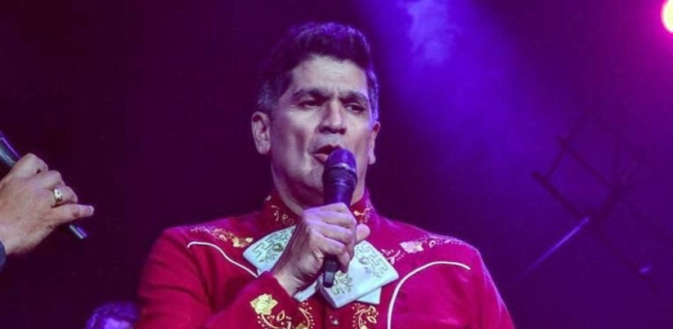 Eddy Herrera, vestido de charro, interpretando las canciones en homenaje a Javier Solis. FUENTE EXTERNA