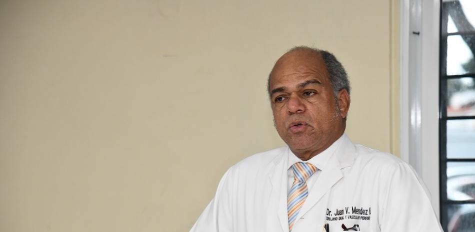 El doctor  Juan Vicente Méndez, director de la Unidad de Pie Diabético del hospital Francisco Moscoso Puello, ofrece detalles sobre resultados de terapia que se aplica en pacientes del hospital.