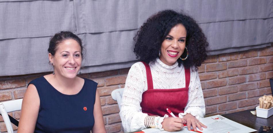 Alba Rodríguez, directora de Save the Children Dominicana, firma junto a Judith Rodríguez. FE