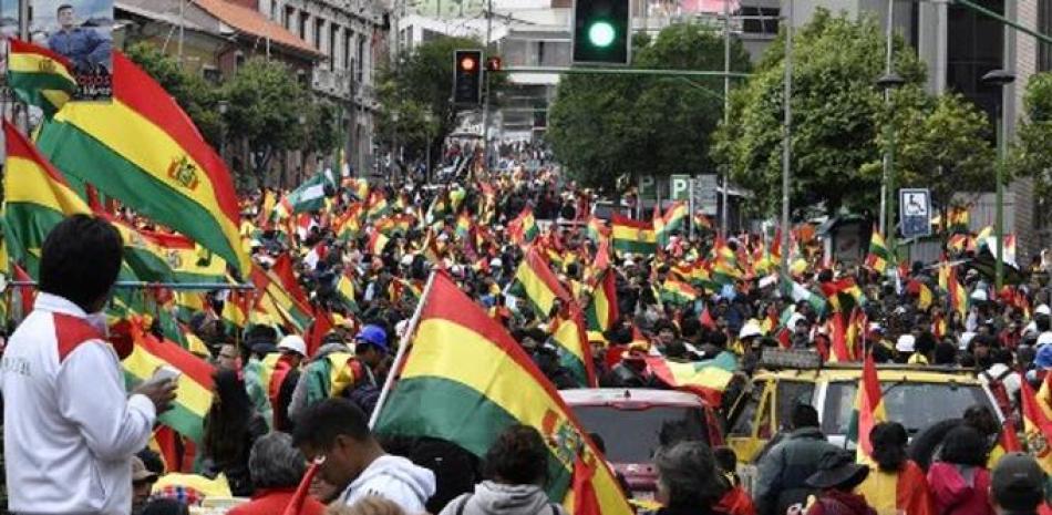 Personas salen a las calles de La Paz para celebrar la renuncia del presidente boliviano Evo Morales el 10 de noviembre de 2019. Aizar Raldes/AFP.