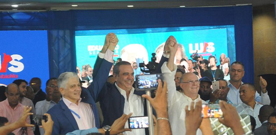 Eduardo Estrella, candidato a senador; Luis Abinader, candidato a la Presidencia, y el expresidente Hipólito Mejía. ONELIO DOMÍNGUEZ/LISTÍN DIARIO.