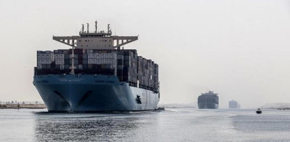 Un barco de carga atraviesa el Canal de Suez. / AFP