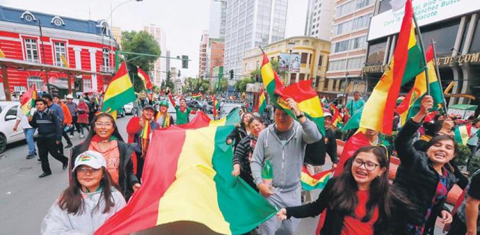 Ciudadanos bolivianos celebran la renuncia del presidente de Bolivia, Evo Morales, ayer domingo en La Paz (Bolivia) y la mayoría de su gobierno. EFE