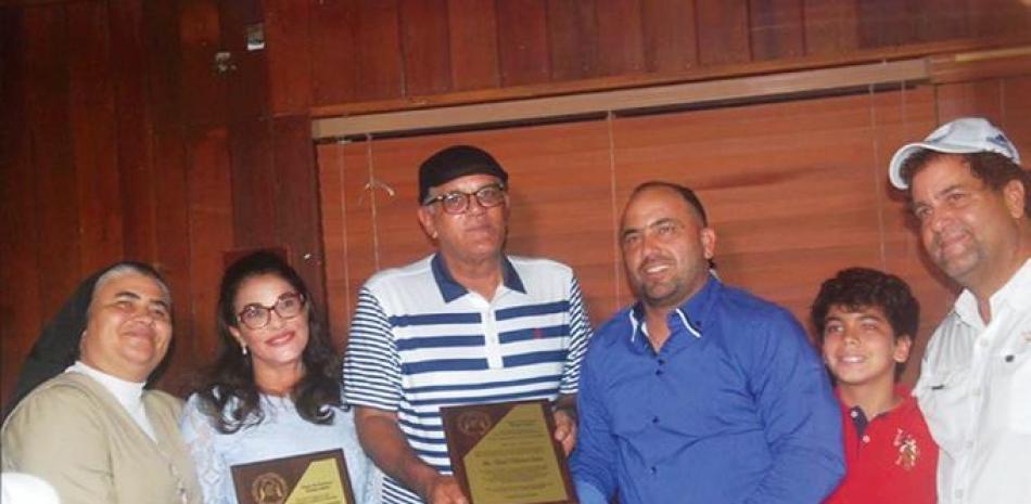 Rafael Villalona Calero y su esposa Rosa Nidia Vicente reciben una placa de reconocimiento.