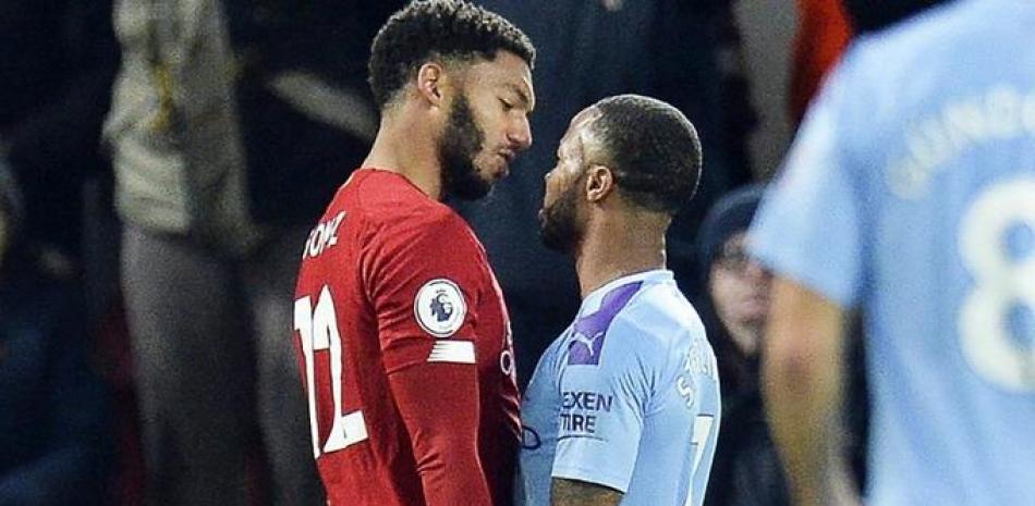 Joe Gomez (izquierda) discute con Raheem Sterling durante el encuentro del Liverpool y el Manchester City de la Liga Premier inglesa. Foto: Mundo Deportivo.