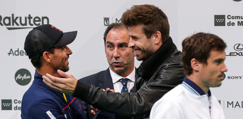 Gerard Piqué saluda al tenista venezolano Ricardo Rodríguez junto al director de la Davis Cup, Albert Costa.