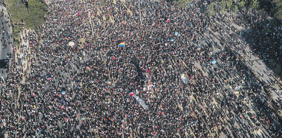 Vista aérea de personas que se manifestaban contra el gobierno de Sebastián Piñera. AFP