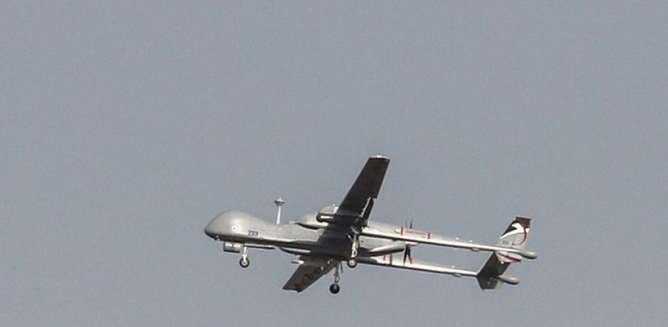 Un drone militar de Israel vuela sobre Gaza. / AFP