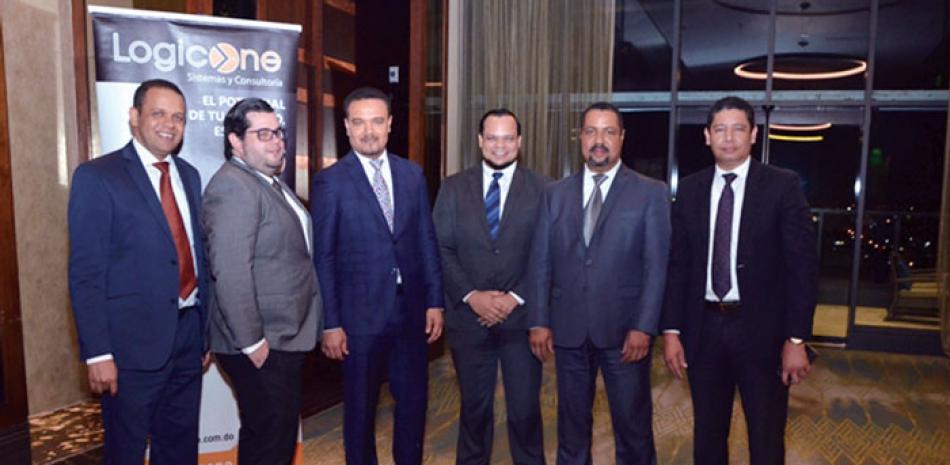 Miguel Tejada junto a otros ejecutivos de la firma. FE