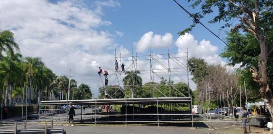 Fotografía del montaje del supuesto concierto de Romeo Santos en San Cristóbal, publicada en la cuenta de Instagram Adiasfotoshop .