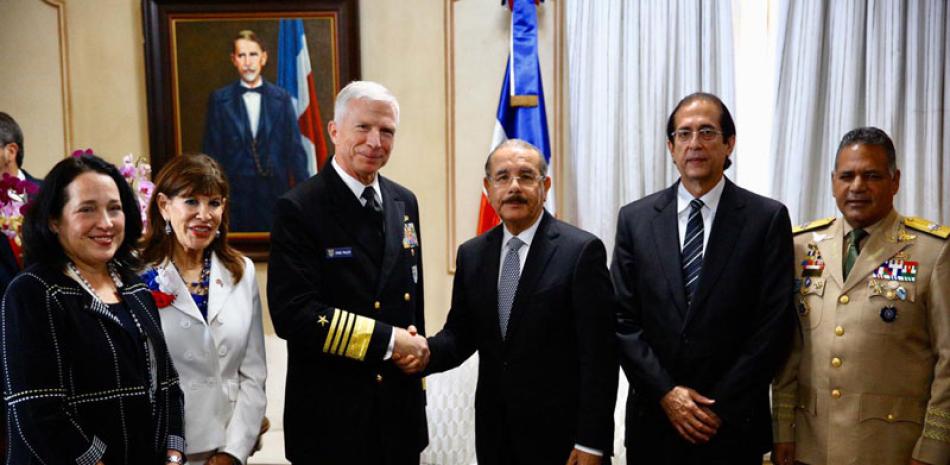 El almirante Craig Faller visitó el pasado viernes al presidente Danilo Medina junto a la embajadora Robin Bernstein.