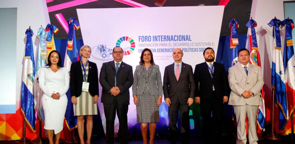 La vicepresidenta Margarita Cedeño inauguró ayer el Foro Internacional Innovación para el Desarrollo Sostenible. FE
