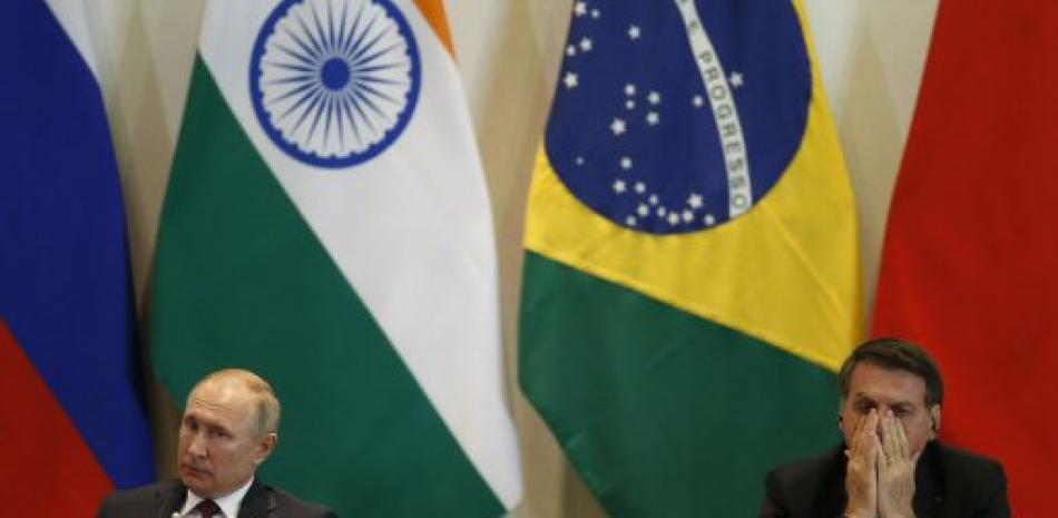El presidente de Brasil, Jair Bolsonaro y su homologo ruso, Vladimir Putin. Foto AP.