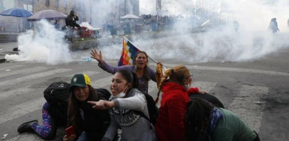 Lanzan bombas lacrimógenas a mujeres que protestan en Bolivia. Foto AP.