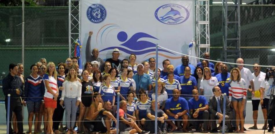 Los atletas y directivos del Club Naco inauguran el Torneo Internacional de Natación de los Delfines de Naco Masters.