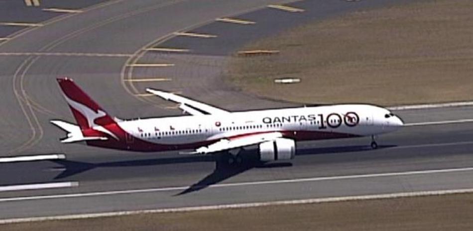 En esta imagen tomada de un video, un Boeing 787 Dreamliner de la aerolínea Qantas aterriza en el aeropuerto de Sydney, el 15 de noviembre de 2019. (Australia Pool via AP)