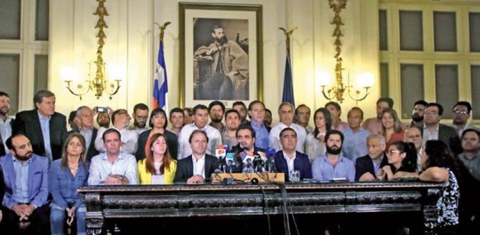 Legisladores chilenos en rueda de prensa. AFP