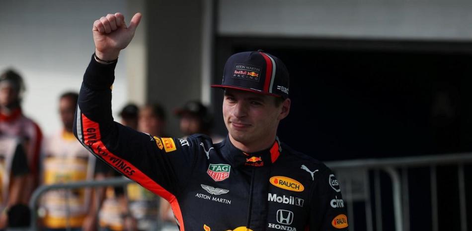 El holandés Max Verstappen gesticula luego de ganar la pole del Gran Premio de Sao Paulo.