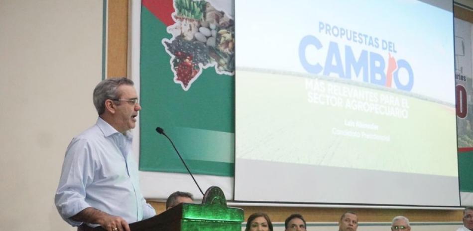 Fotografía del candidato presidencial del PRM, Luis Abinader, mientras participaba del Congreso Nacional de Productores Agropecuarios./ Crédito cuenta (@luisabinader).